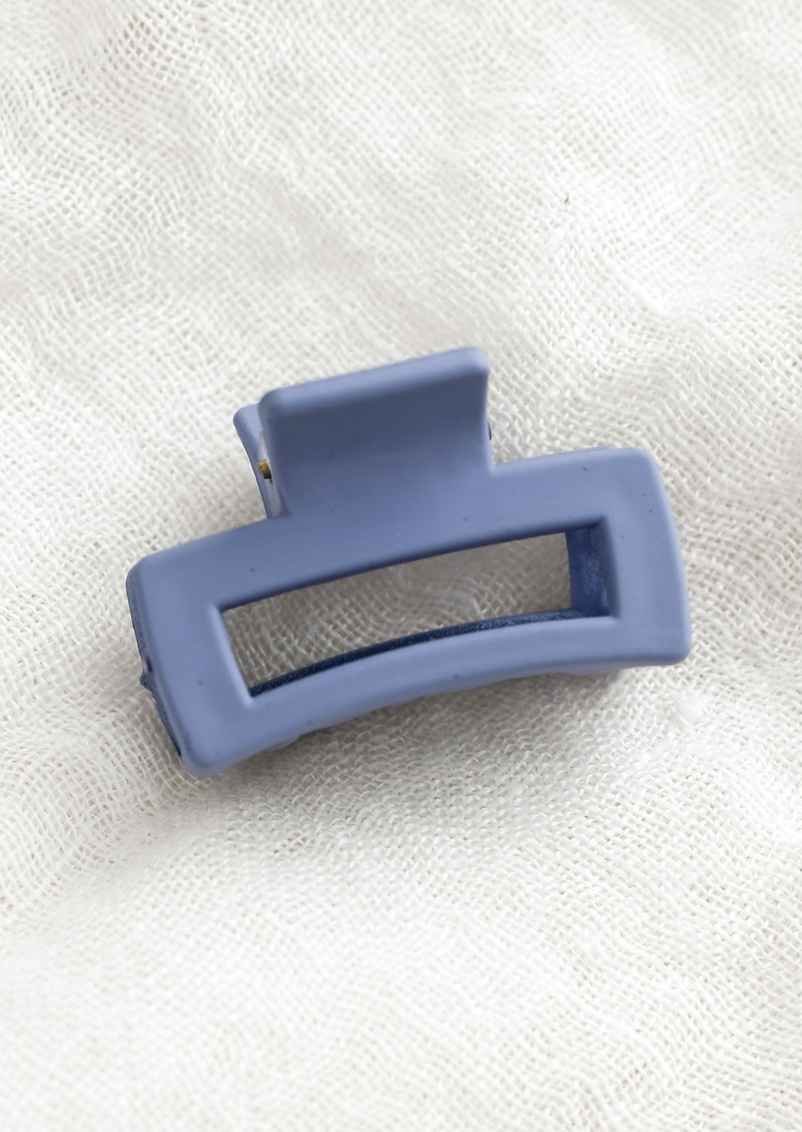 Small hair claw in blueberry.