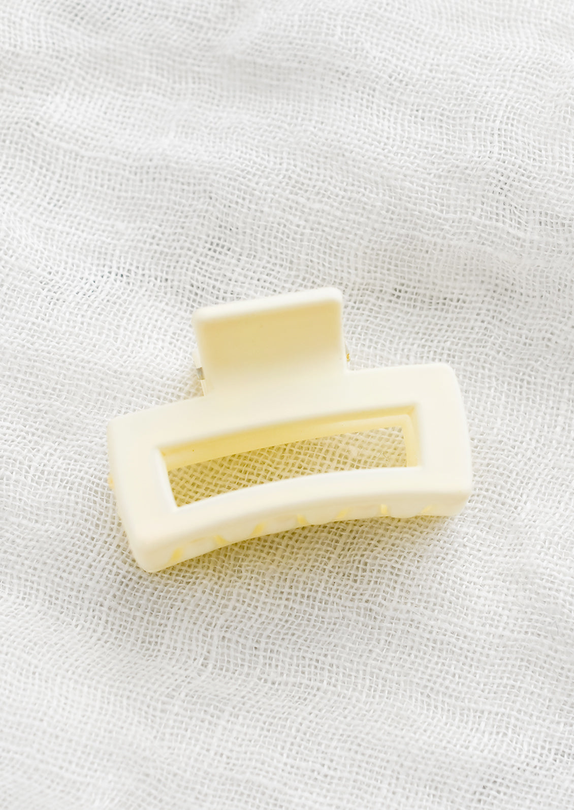 Small hair claw in ivory.